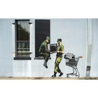 Soldados Del Ejército Robando Televisión